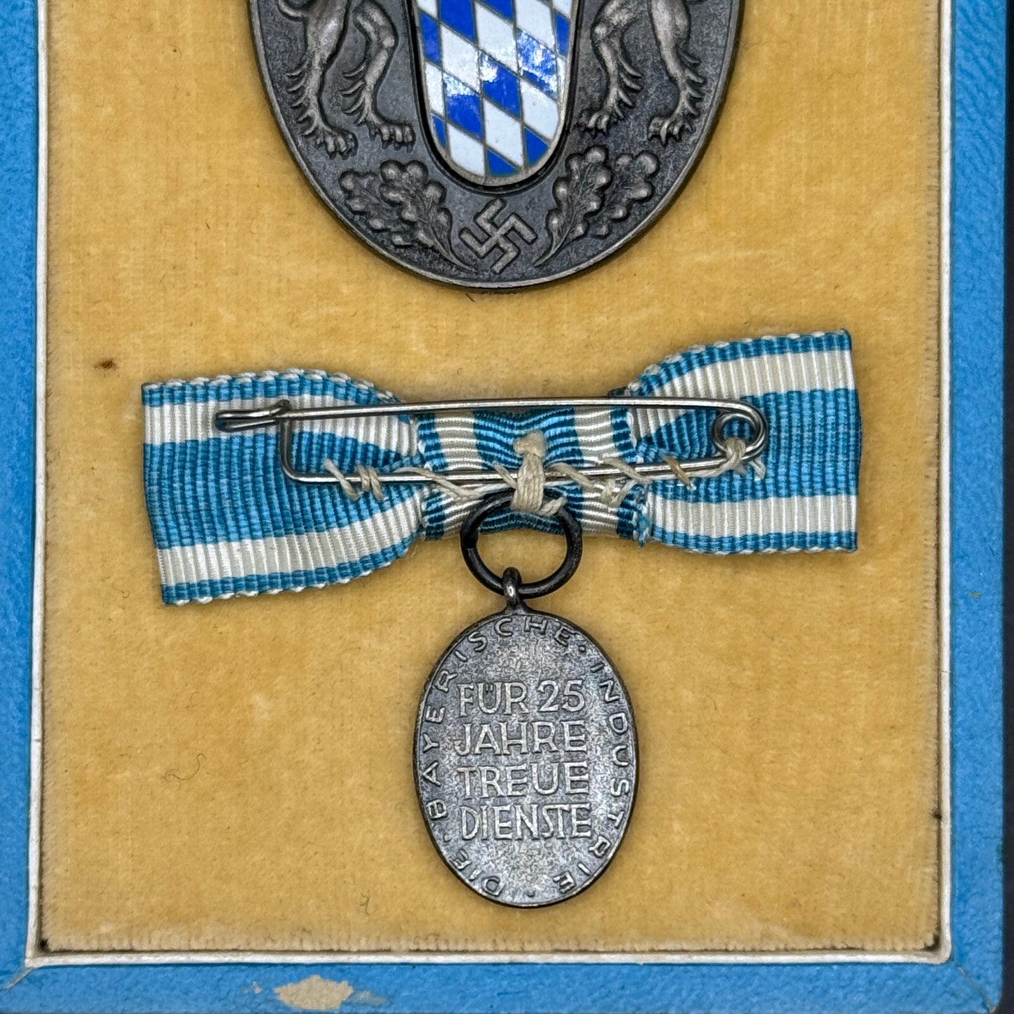 WW2 original artifact – Treudienstabzeichen der Bayerischen Industrie – interior page