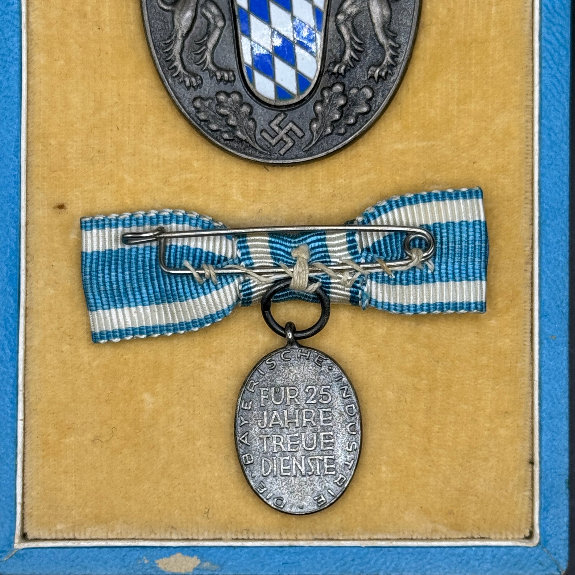 WW2 original artifact – Treudienstabzeichen der Bayerischen Industrie – interior page