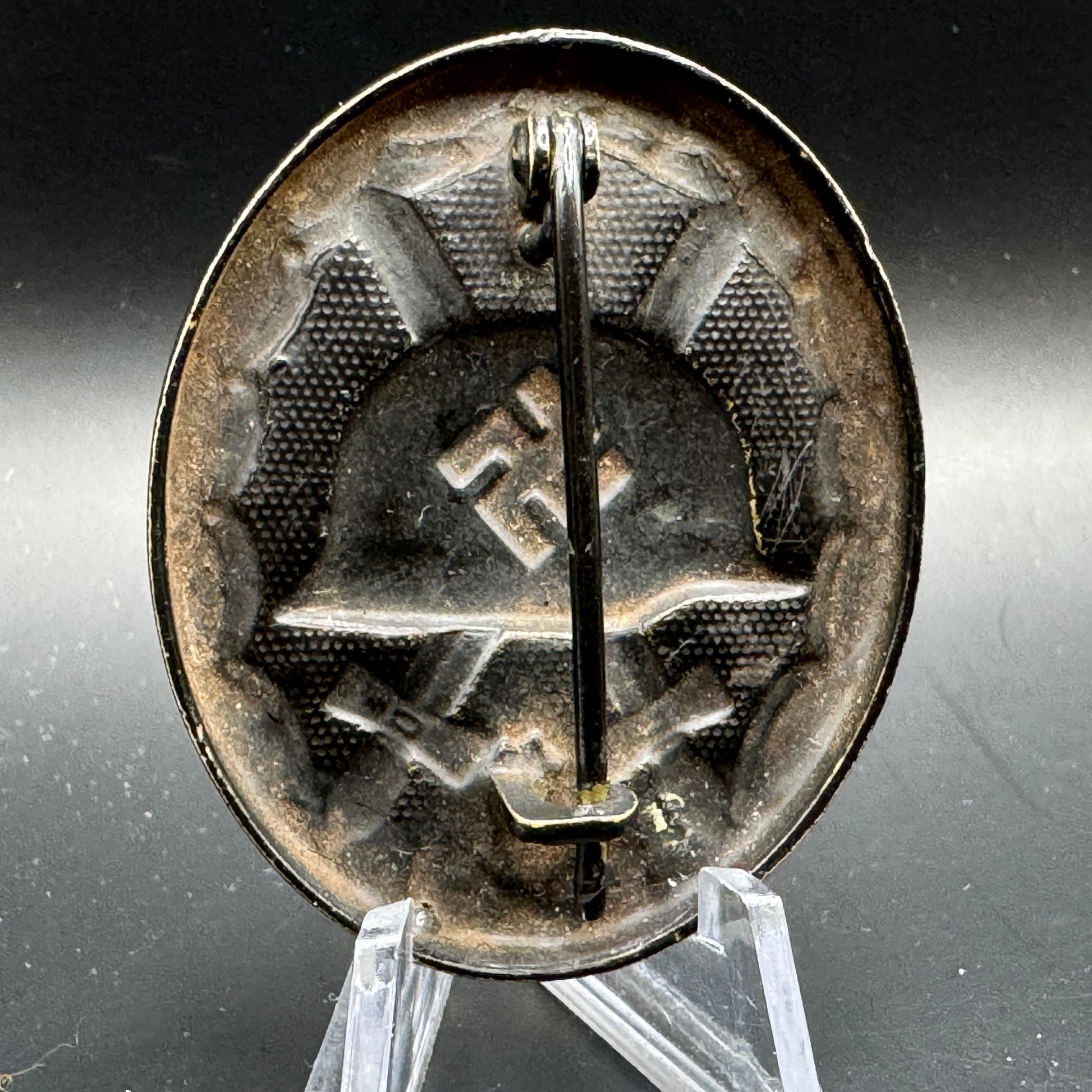 WW2 original artifact – Verwundeten Abzeichen (VWA) Schwarz – interior detail