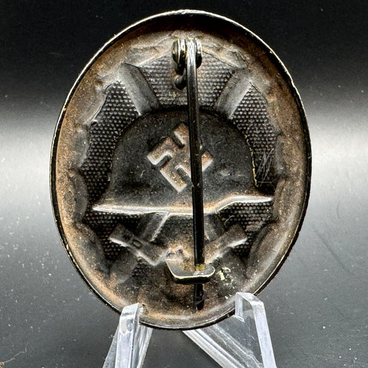 WW2 original artifact – Verwundeten Abzeichen (VWA) Schwarz – interior detail