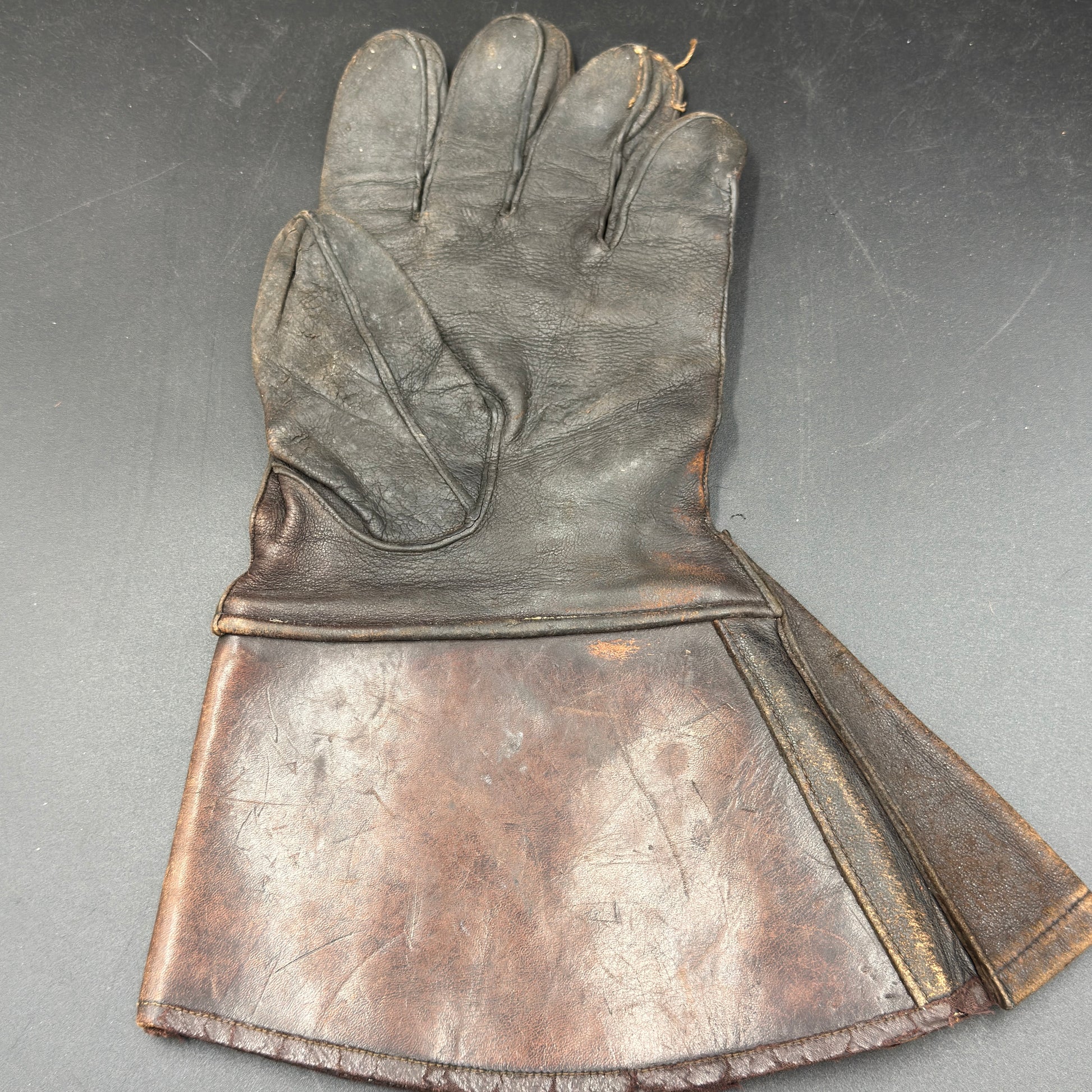 WW2 original artifact – Exclusive: RAF pilot goggles and glove / Captured Near Overloon – interior title page