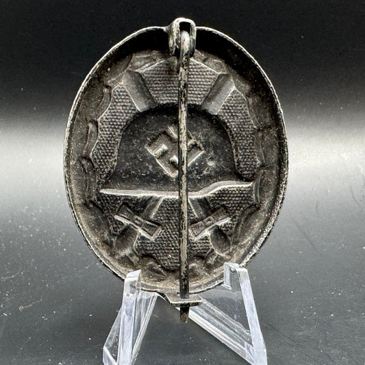 WW2 original artifact – Verwundeten Abzeichen (VWA) Schwarz – interior detail