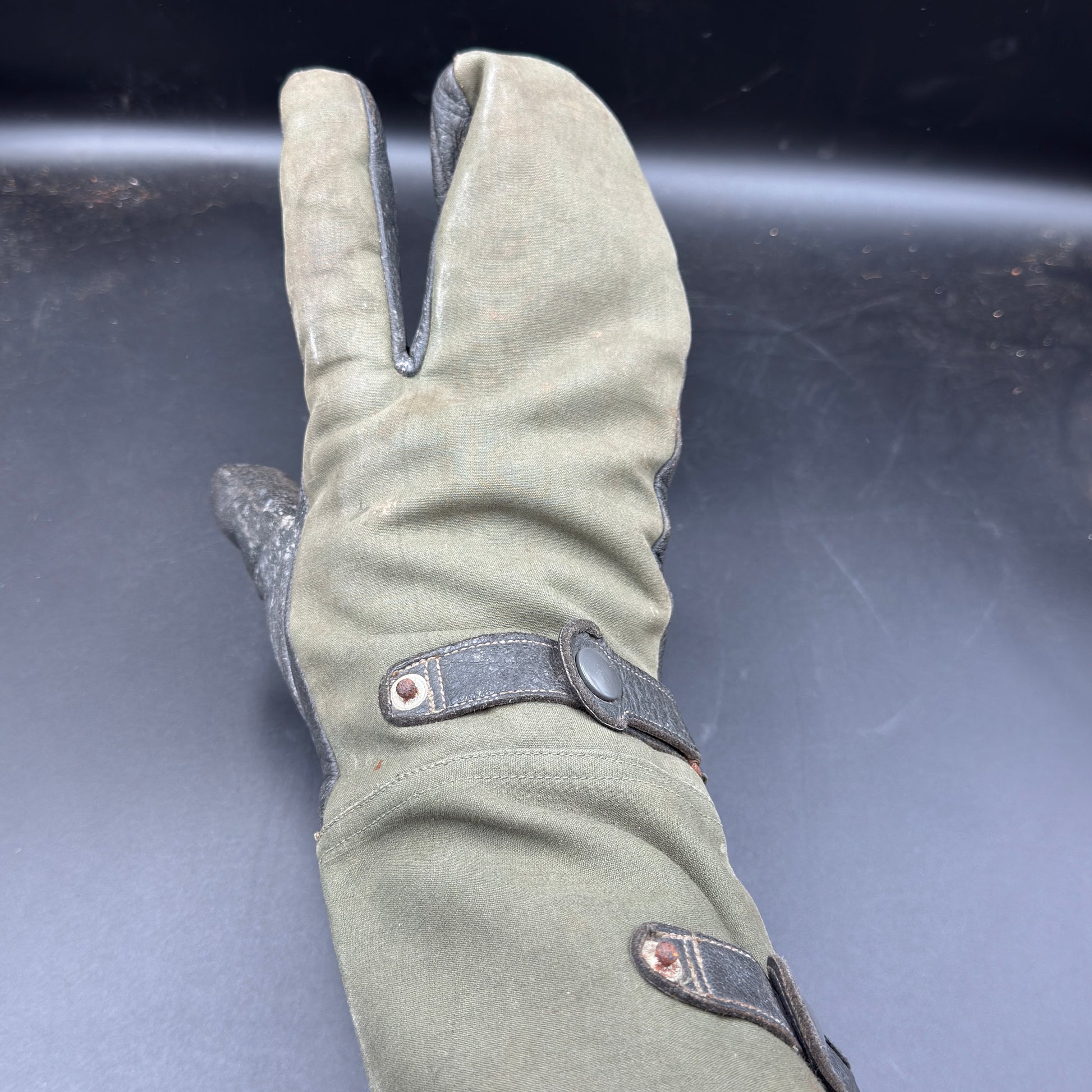 WW2 original artifact – Wehrmacht Kradmelder glove Right – interior page