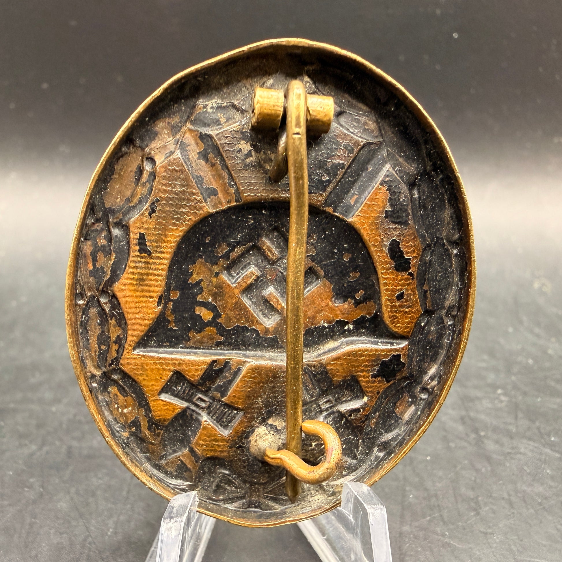 WW2 original artifact – Verwundeten Abzeichen (VWA) Schwarz – interior detail