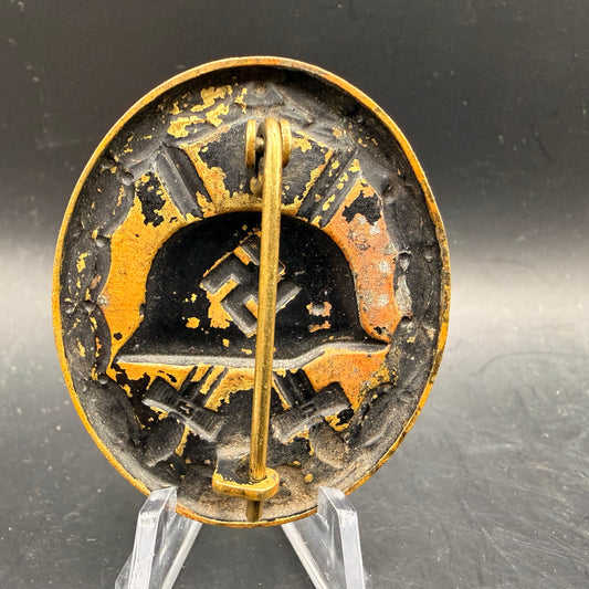 WW2 original artifact – Verwundeten Abzeichen (VWA) Schwarz – interior detail