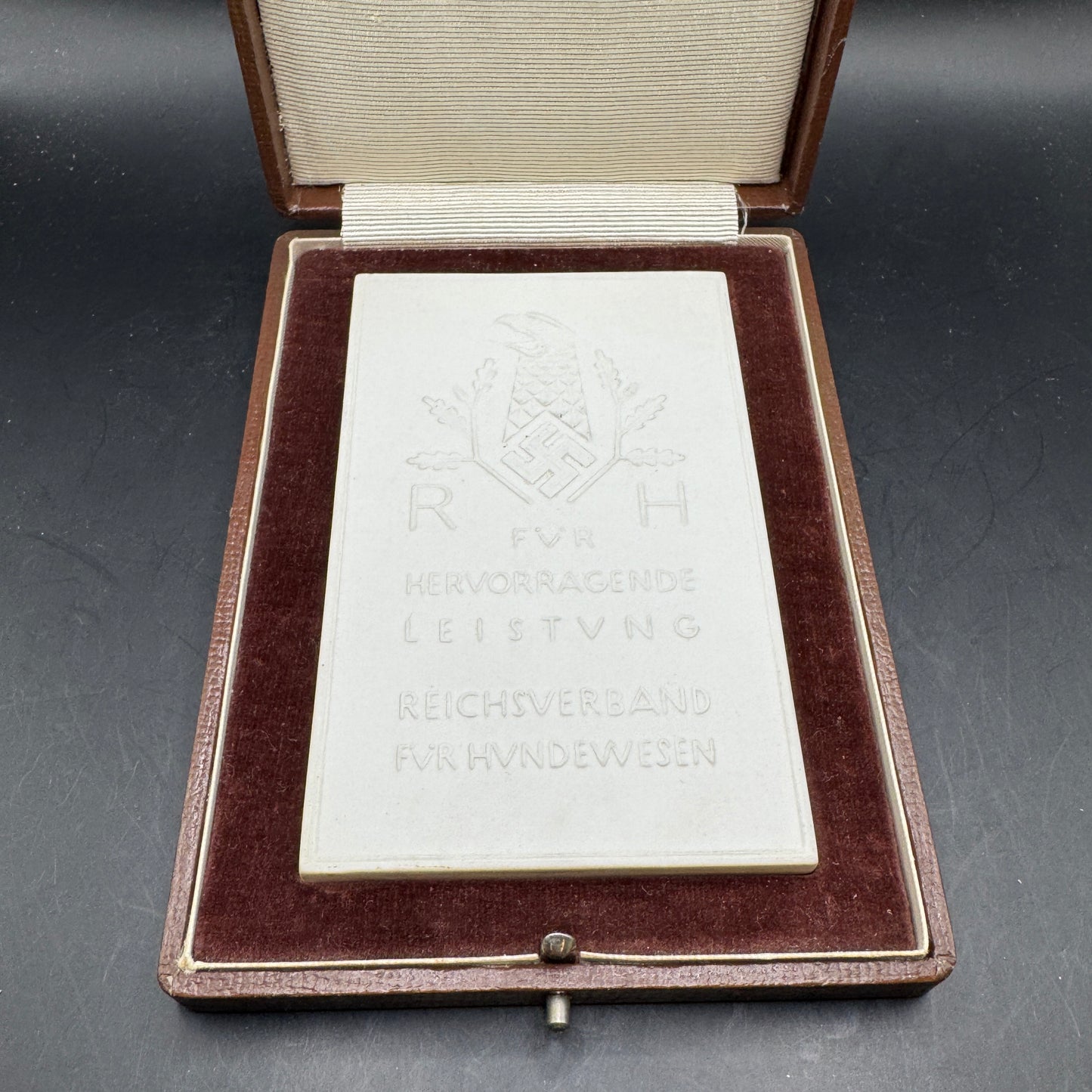 WW2 original artifact – Extremely rare!! Reichsverband für das deutsche hundewesen with original case – interior detail