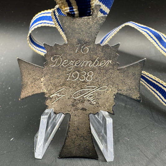 WW2 original artifact – Ehrenkreuz der Deutschen Mutter Mutterkreuz in Silber – interior detail