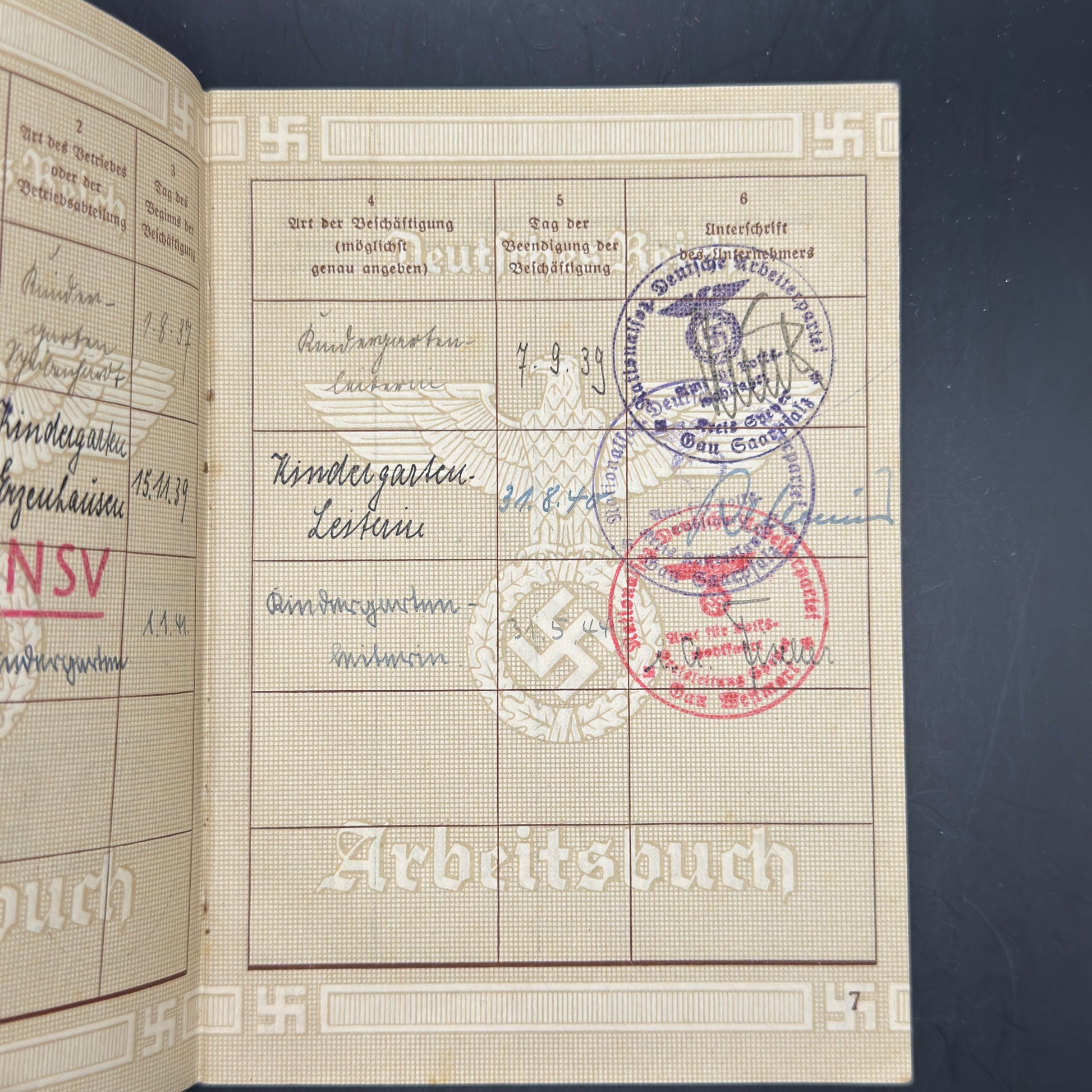 WW2 original artifact – Arbeitsbuch + Ausweiskarte Kindergärtnerin NSDAP – interior page