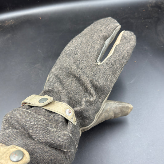 WW2 original artifact – Wehrmacht Kradmelder glove Left – interior detail