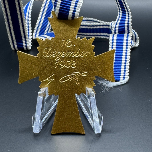 WW2 original artifact – Mutter Kreuz Gold – interior detail