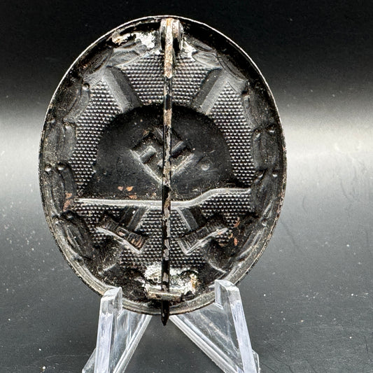 WW2 original artifact – Verwundeten Abzeichen (VWA) Schwarz – interior detail