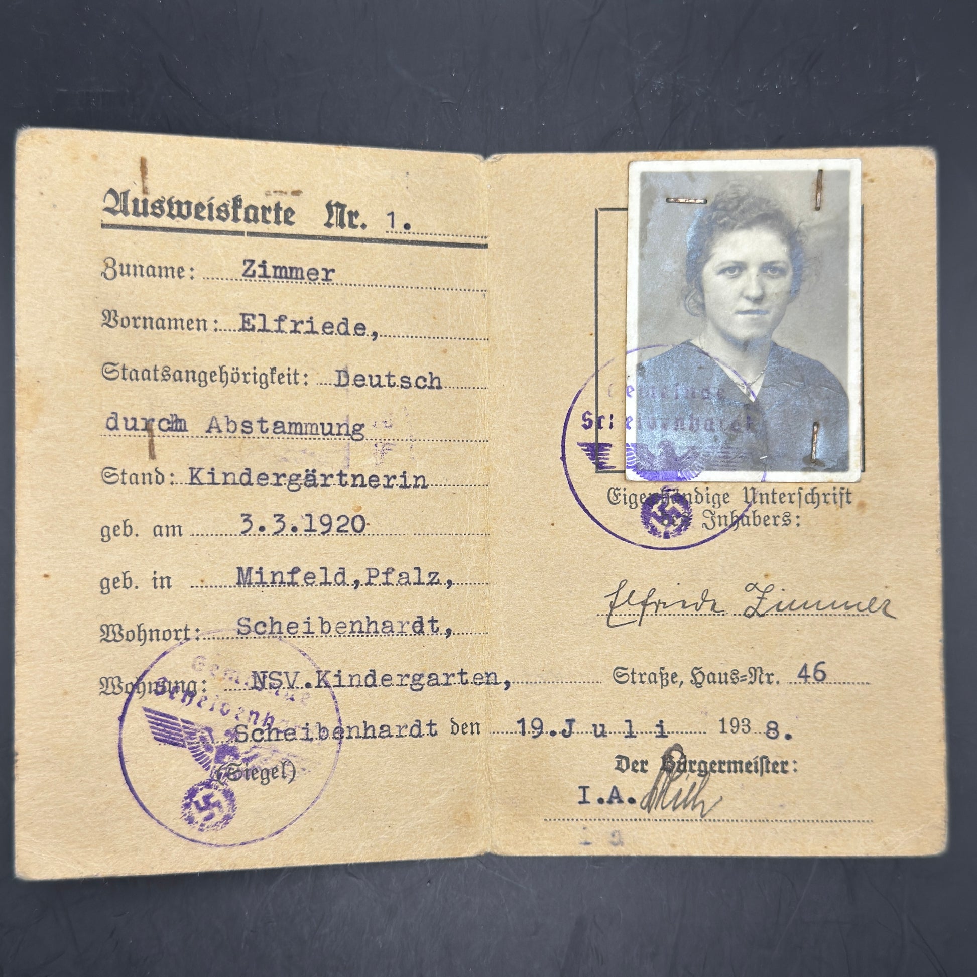 WW2 original artifact – Arbeitsbuch + Ausweiskarte Kindergärtnerin NSDAP – interior page