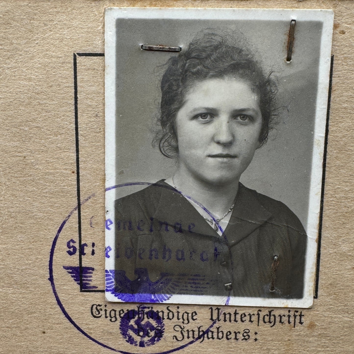 WW2 original artifact – Arbeitsbuch + Ausweiskarte Kindergärtnerin NSDAP – interior page