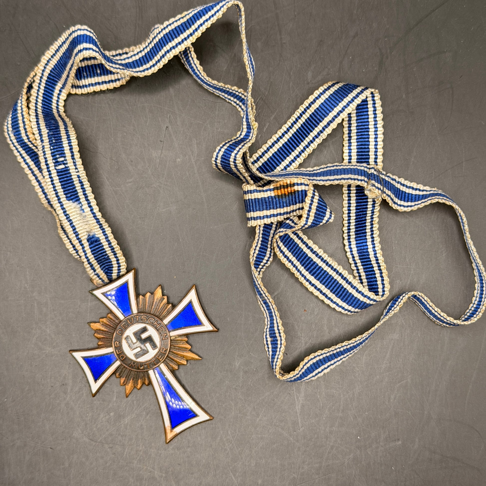 WW2 original artifact – Mutter Kreuz Bronze (with long ribbon) – interior detail