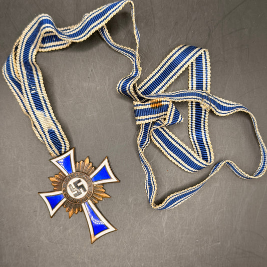 WW2 original artifact – Mutter Kreuz Bronze (with long ribbon) – interior detail