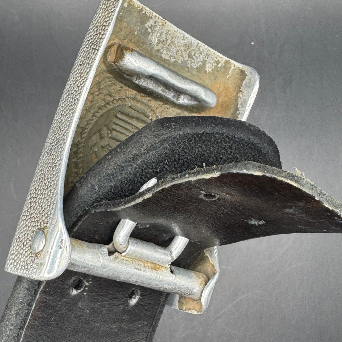 WW2 original artifact – Alumunium Heer Buckle with matching black belt – interior page