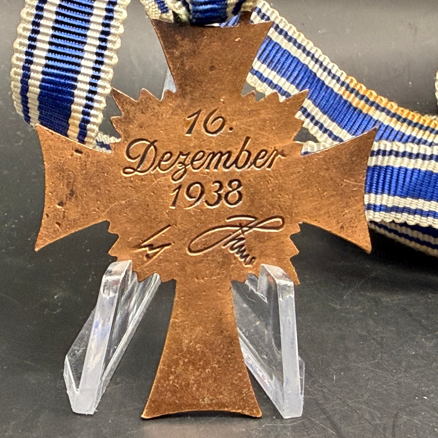 WW2 original artifact – Mutter Kreuz Bronze – interior detail