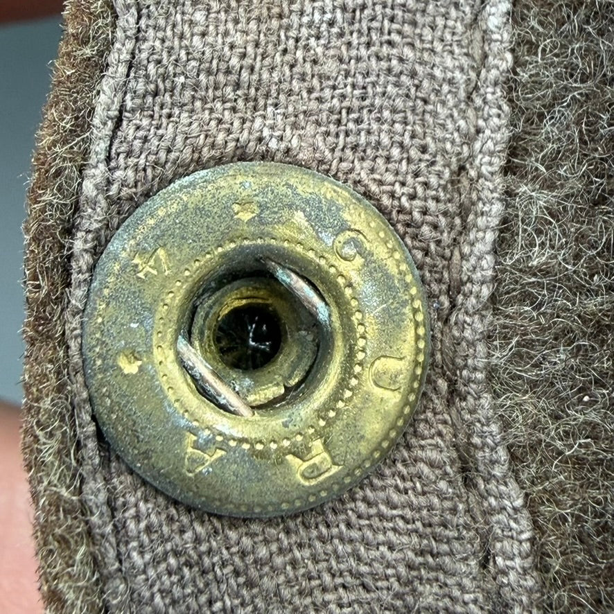 Original snap fastener with star pattern on felt cover of WW2 German canteen rear side