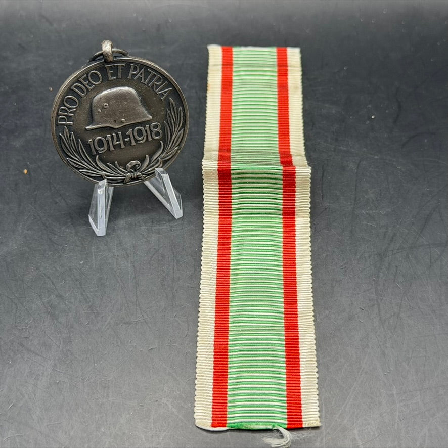 Complete WWI Austro-Hungarian medal with mint ribbon condition