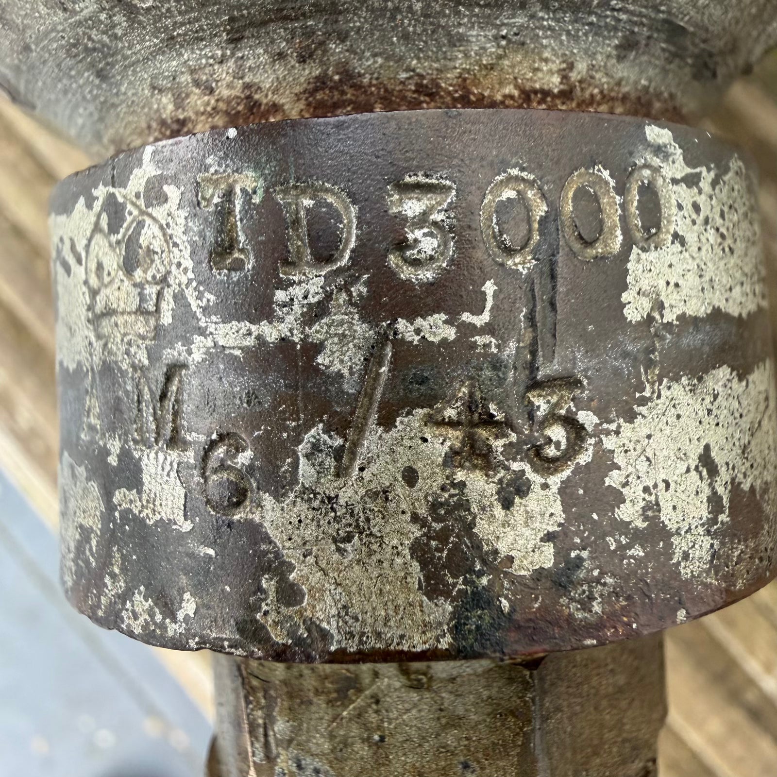 Screw collar showing Air Ministry stamp and june 1943 date marking