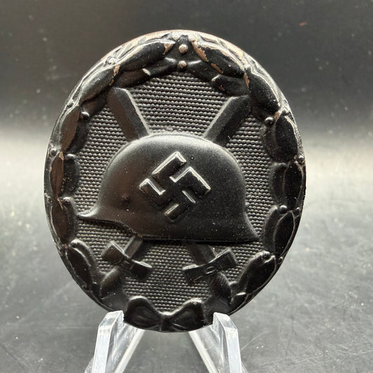 Front view of WWII German Black Wound Badge Verwundetenabzeichen L/18