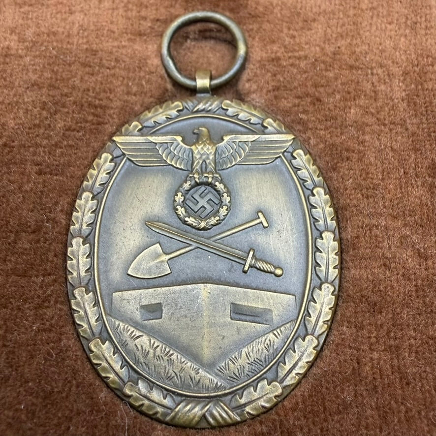 Obverse of Westwall Medal showing eagle, spade, sword and bunker