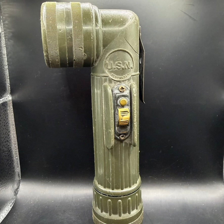 WWII U.S. Navy angle head flashlight DT-991/U