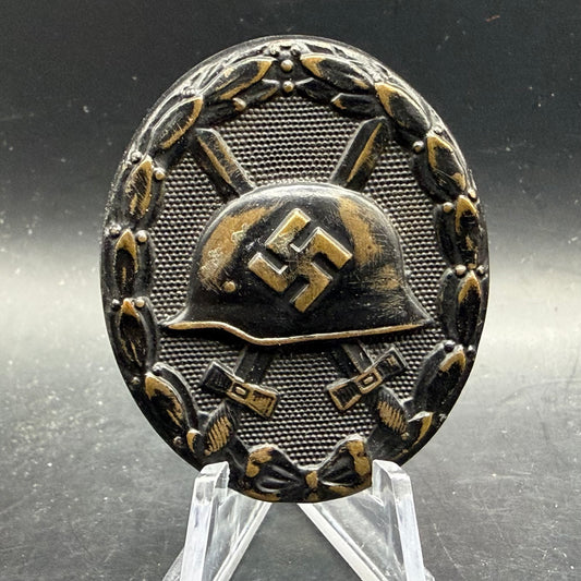 Front view of WWII German Black Wound Badge Verwundetenabzeichen L/16