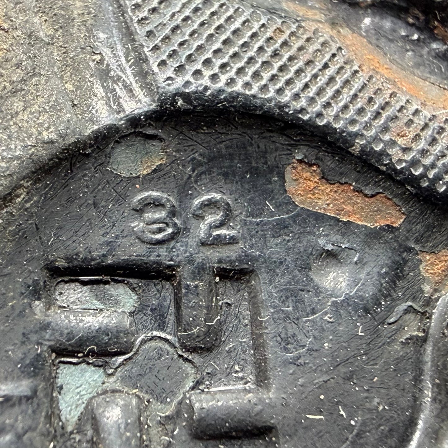Maker mark “32” on reverse of wound badge