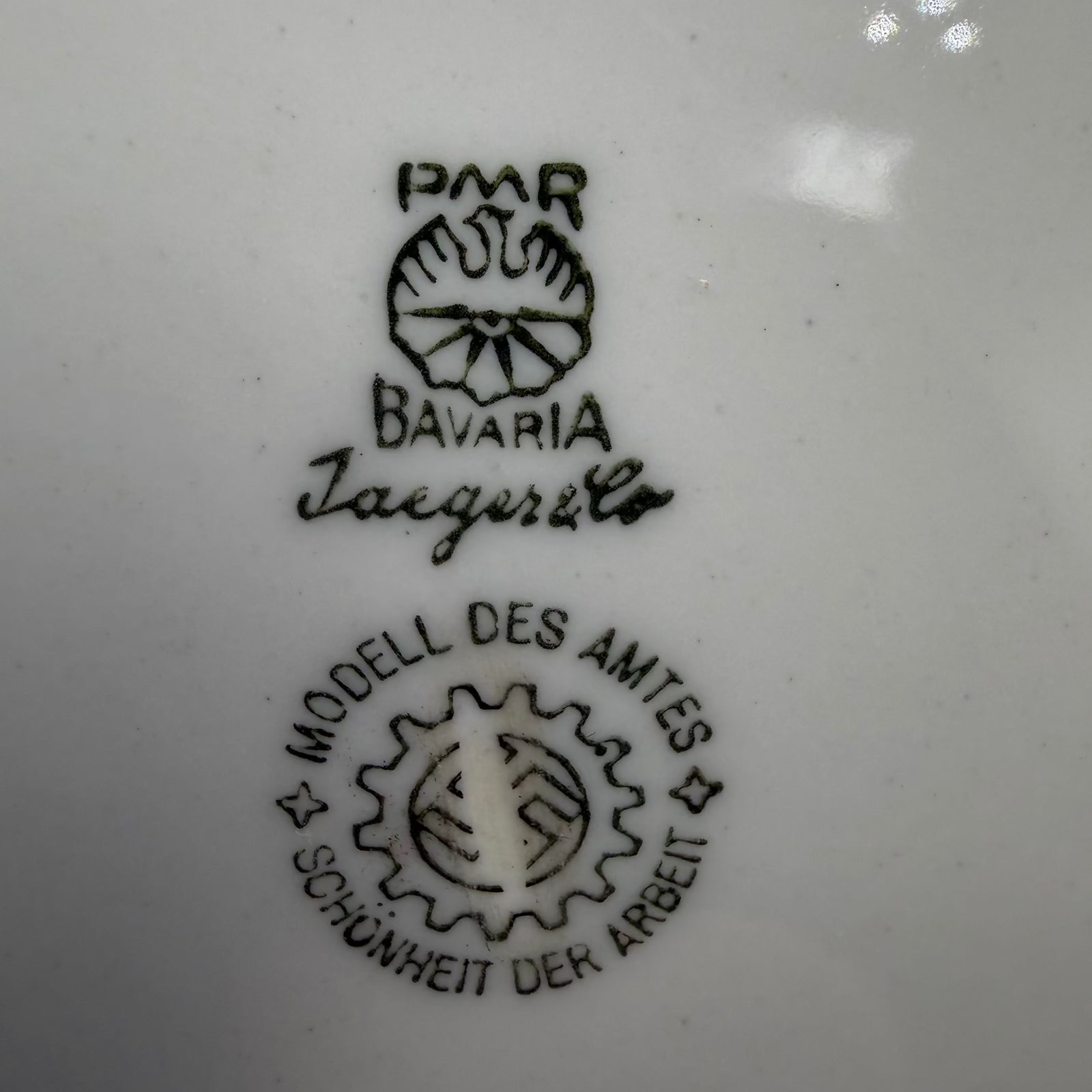 WW2 original artifact – WW2 “Schönheit der Arbeit” Deep Soup Plate – PMR Bavaria / Jaeger & Co – 23.5 cm – Model des Amtes – Small Rim Chip – interior detail