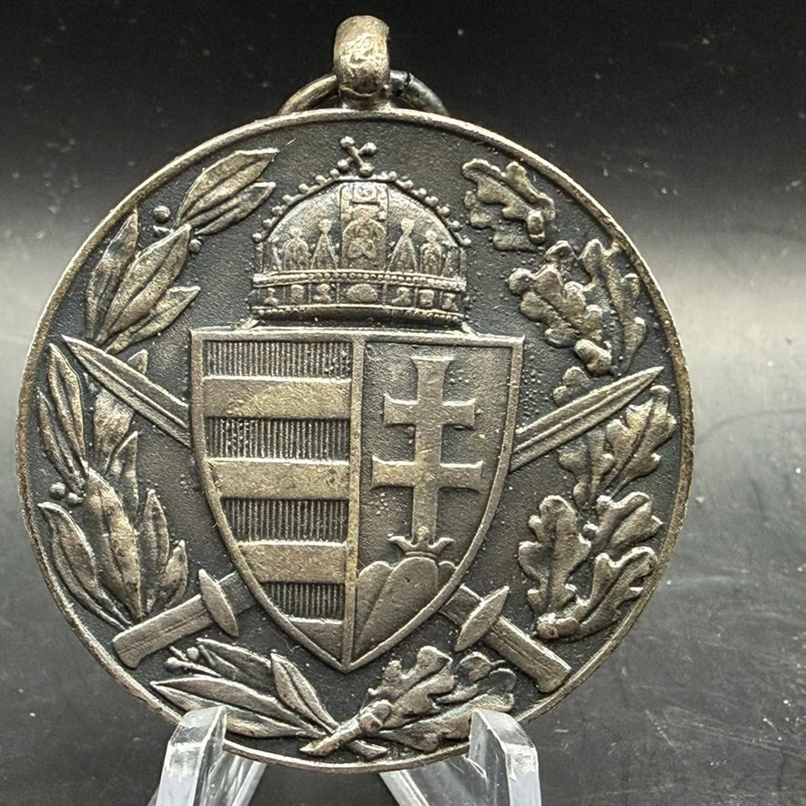 Reverse of Austro-Hungarian WWI medal with imperial shield and wreaths