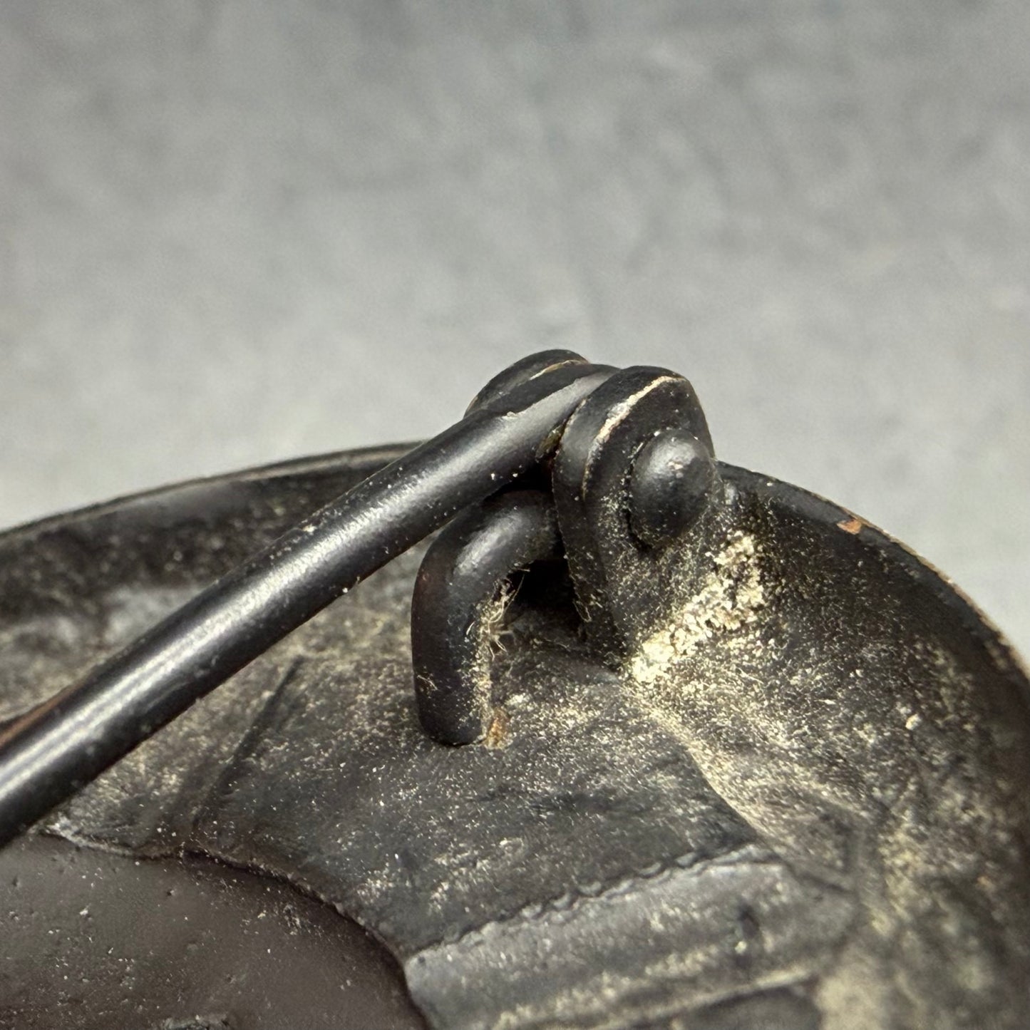 Close-up of rounded hinge on Steinhauer & Luck wound badge