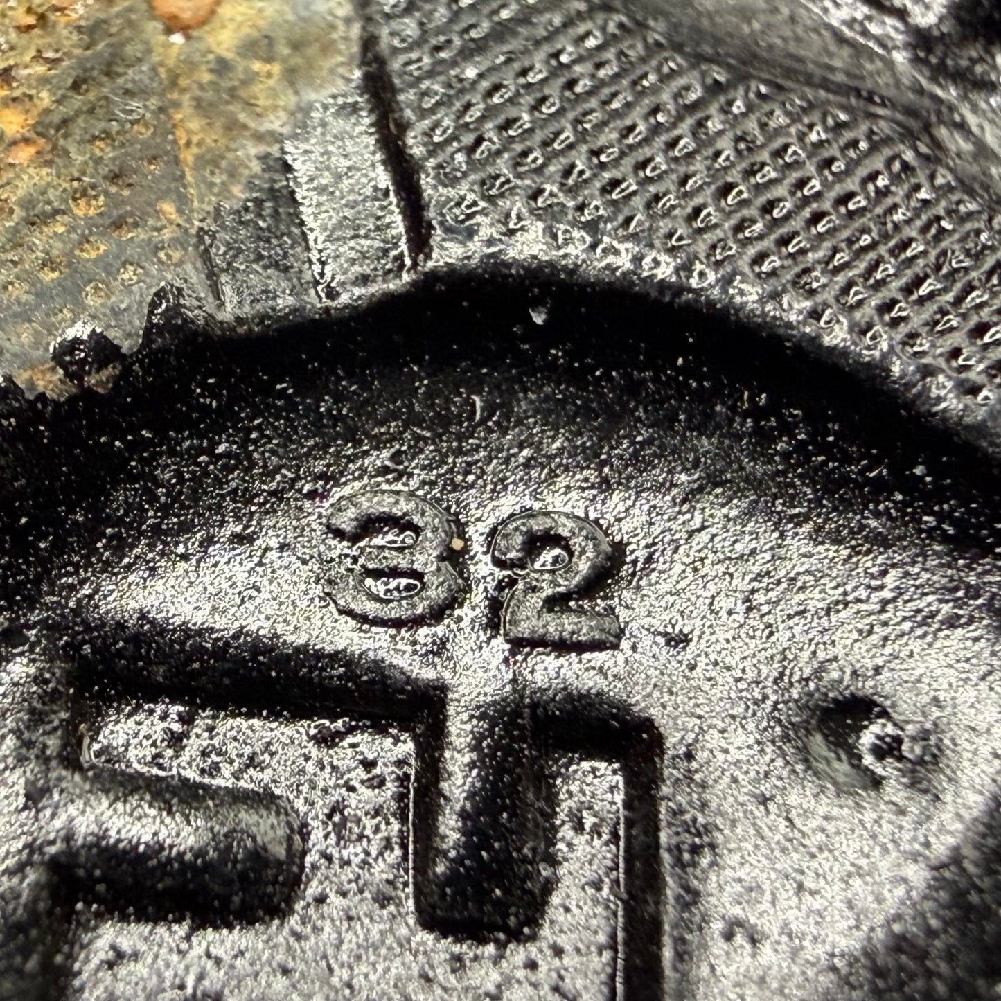 Maker mark “32” on reverse of wound badge