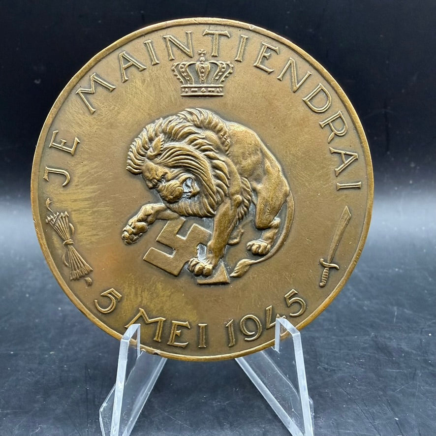 Bronze Dutch liberation medal May 5 1945, crowned lion and inscription “Je Maintiendrai 5 Mei 1945”, sword and sheaf symbols.