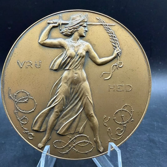 Dutch WWII liberation medal obverse female figure with sword and wheat “Vrijheid” bronze commemorative 5 May 1945