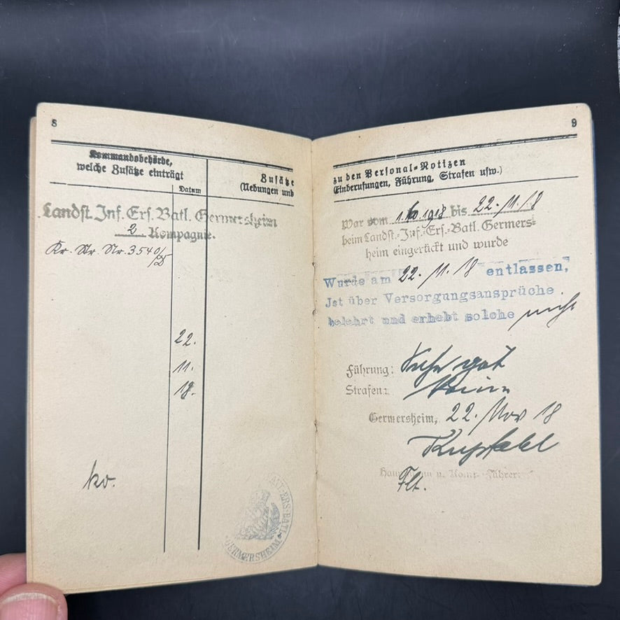 Militär-Paß Friedrich Heck showing unit entries and handwritten annotations