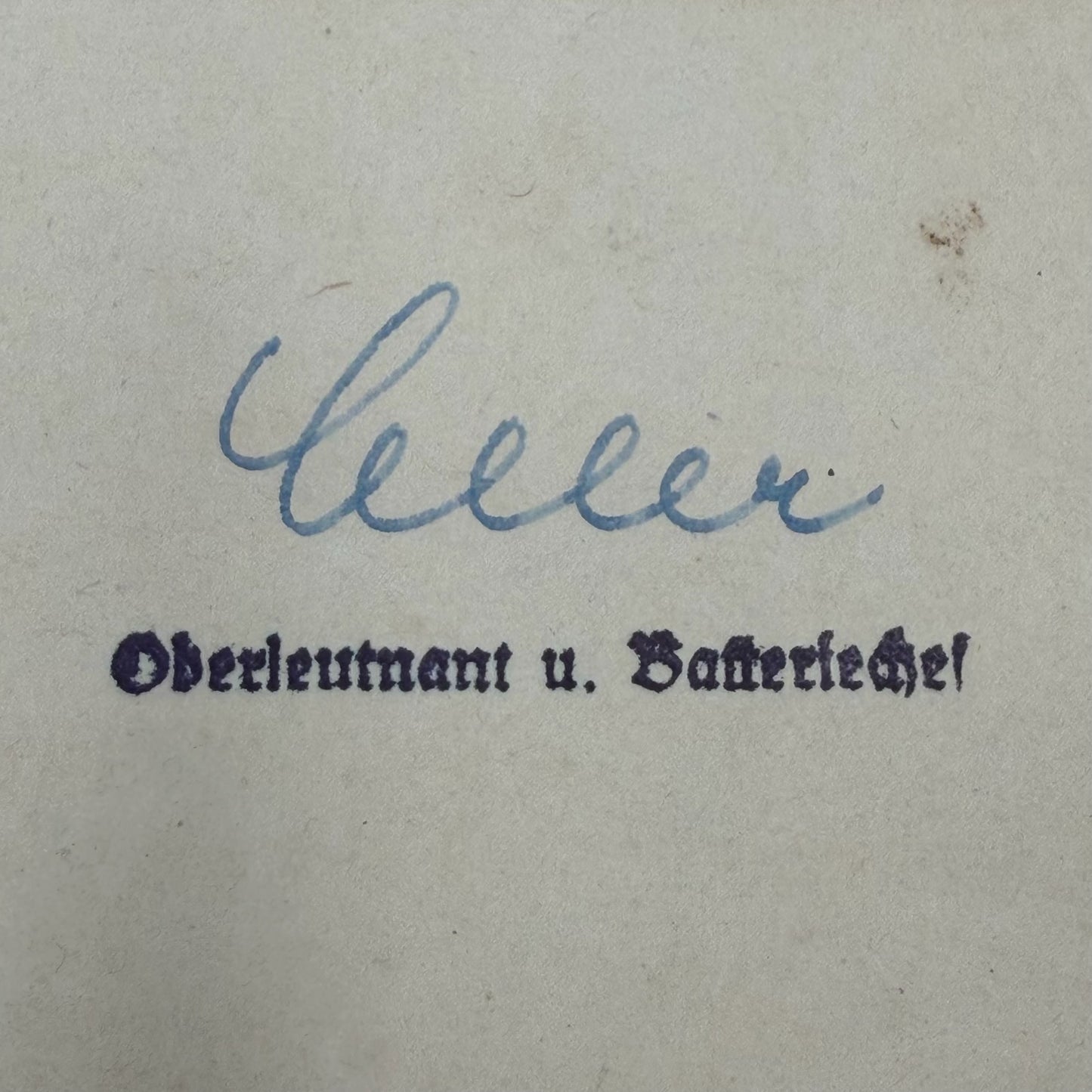 Handwritten signature of Oberleutnant und Batteriechef on WWII German death certificate