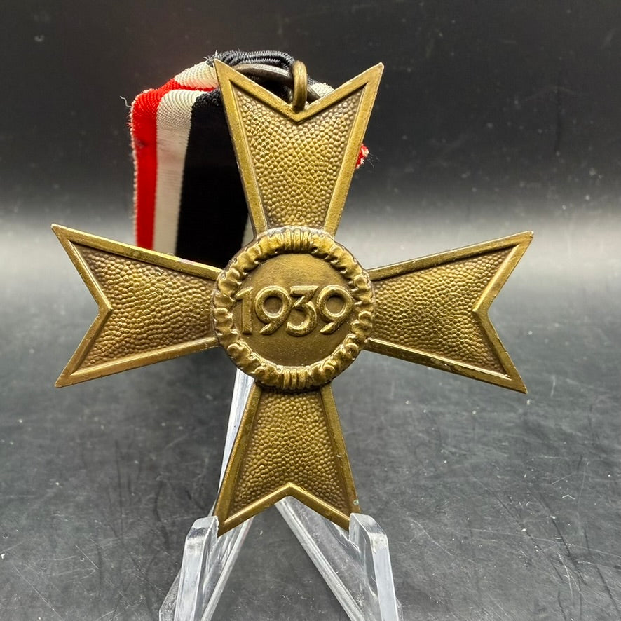 Reverse 1939 German KVK2 ohne Schwerter WWII medal