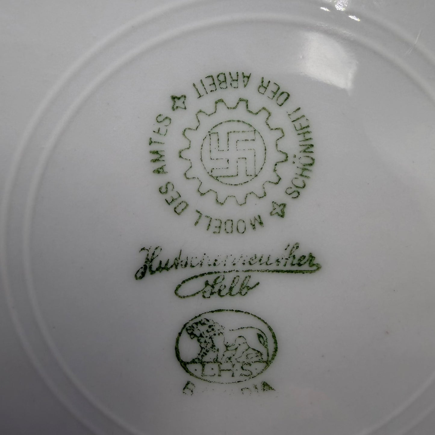 WW2 original artifact – WW2 “Schönheit der Arbeit” Deep Soup Plate – Hutschenreuther Selb Bavaria – 23.5 cm – Model des Amtes – interior detail