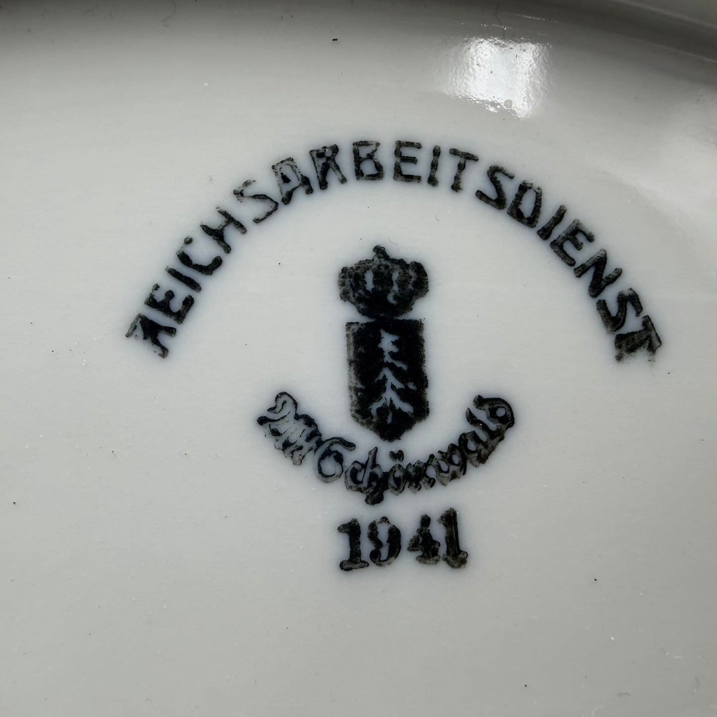 WW2 original artifact – WW2 Reichsarbeitsdienst (RAD) Large Porcelain Serving Platter – 1941 – Rare Crest Variant – 43 cm – interior detail