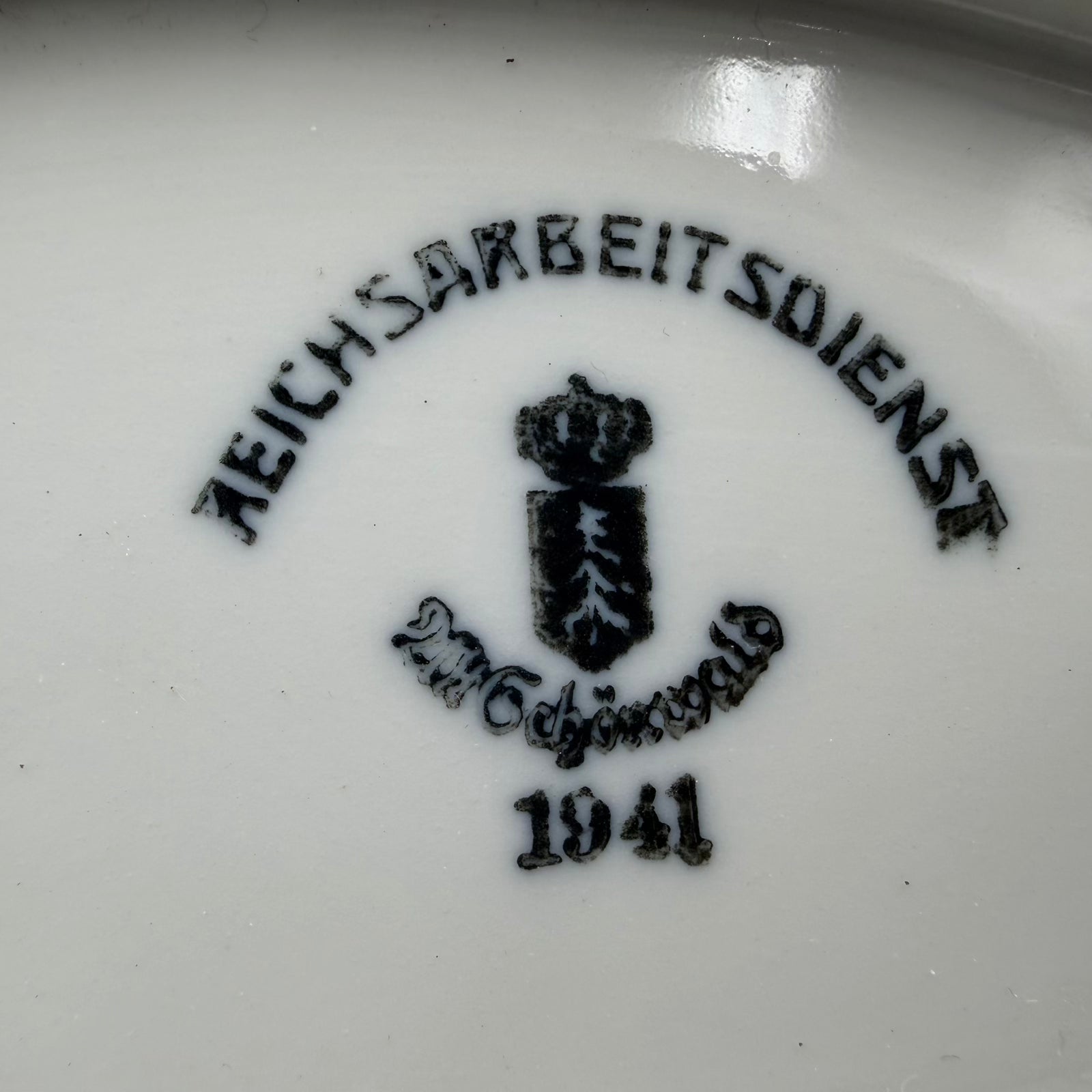 WW2 original artifact – WW2 Reichsarbeitsdienst (RAD) Large Porcelain Serving Platter – 1941 – Rare Crest Variant – 43 cm – interior detail