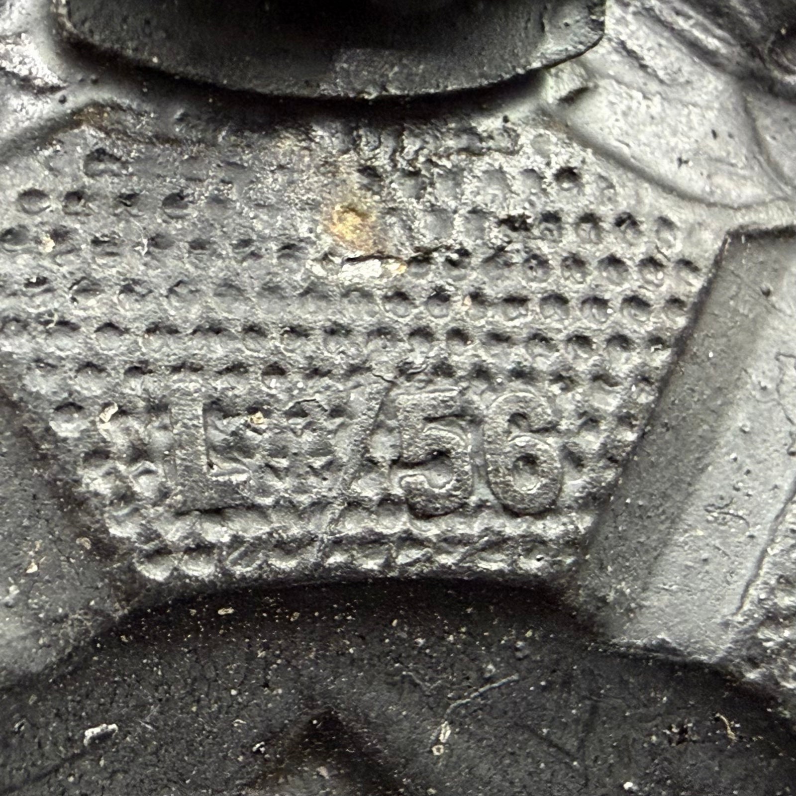 Close-up of reverse numbering on L/56 Verwundetenabzeichen