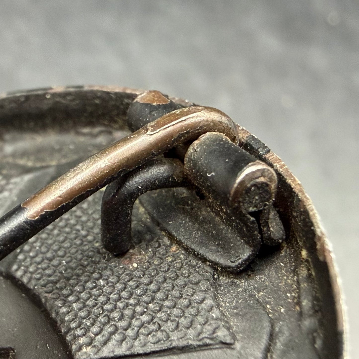 Close-up of wrap around oval hinge on L/18 wound badge