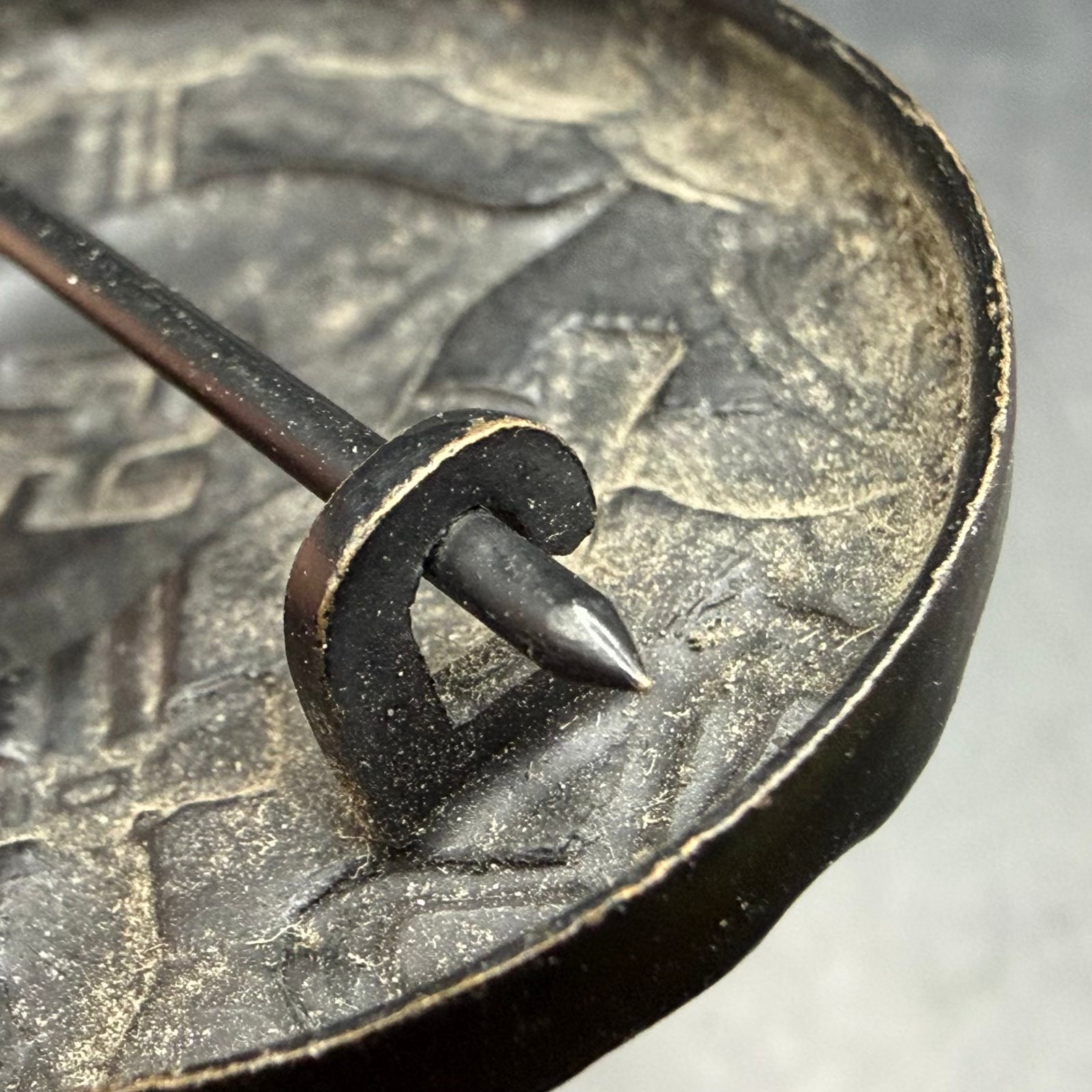 Detail of rounded catch on L/16 wound badge