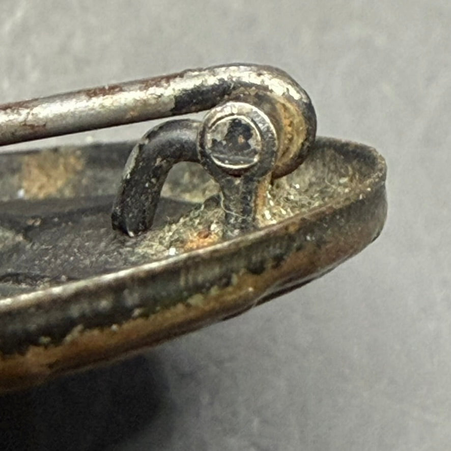 Detail of wreath and very low rim on WWII German Wound Badge in Black