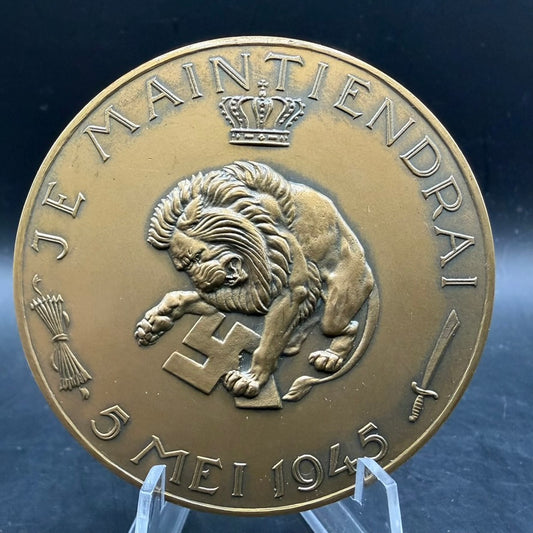 Reverse Dutch liberation medal “Je Maintiendrai” crowned lion and date 5 Mei 1945 WWII Netherlands commemorative medal