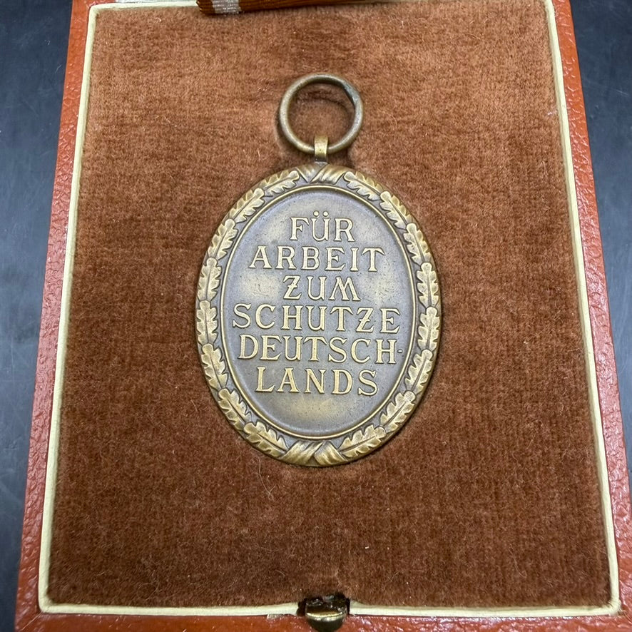 Reverse of Westwall Medal with inscription Für Arbeit zum Schutze Deutschlands